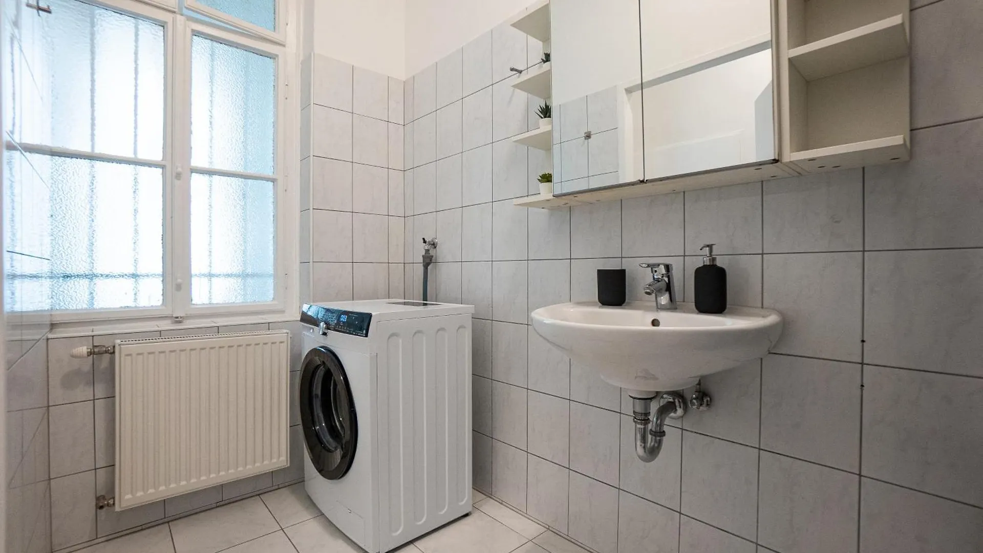 Cozy 1-Br Apartment With A King Bed In A Calm Area Vienna 0*,  Austria