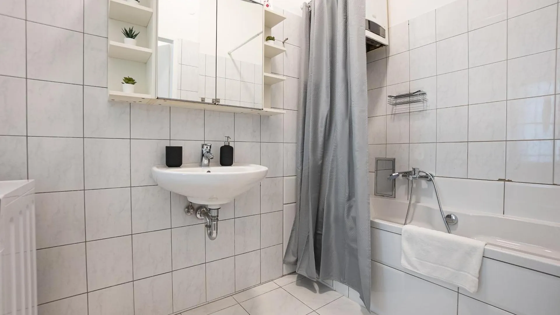 Cozy 1-Br Apartment With A King Bed In A Calm Area Vienna